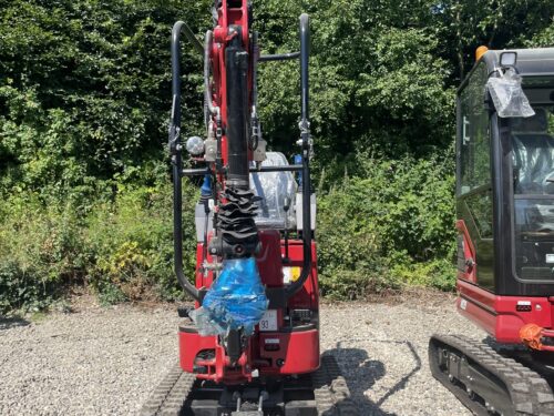 Mole M10 Minigraver. Stærk og handy maskine. Gummibælte. Hydraulisk udskydelig undervogn. Yanmar Stage V motor. Joystick styring. 2 Speed. Ekstra hydraulik. Udskydelig undervogn. Egenvægt: 1050 kg