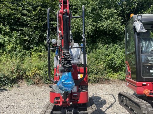 Mole M10 Minigraver. Stærk og handy maskine. Gummibælte. Hydraulisk udskydelig undervogn. Yanmar Stage V motor. Joystick styring. 2 Speed. Ekstra hydraulik. Udskydelig undervogn. Egenvægt: 1050 kg