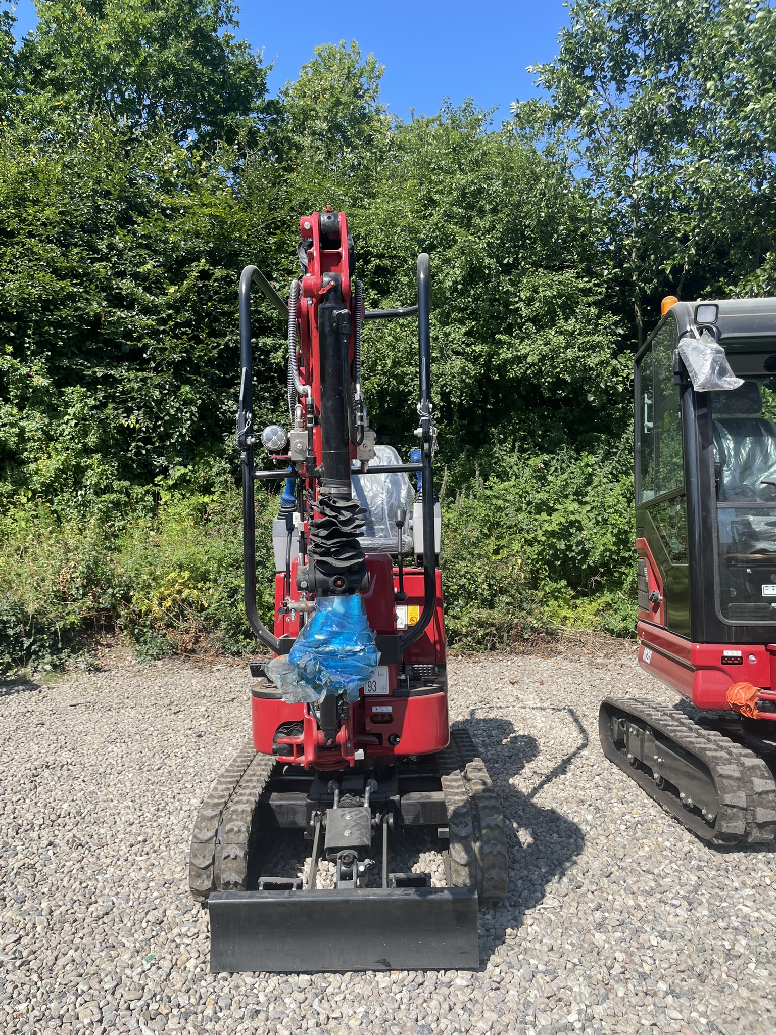 Mole M10 Minigraver. Stærk og handy maskine. Gummibælte. Hydraulisk udskydelig undervogn. Yanmar Stage V motor. Joystick styring. 2 Speed. Ekstra hydraulik. Udskydelig undervogn. Egenvægt: 1050 kg