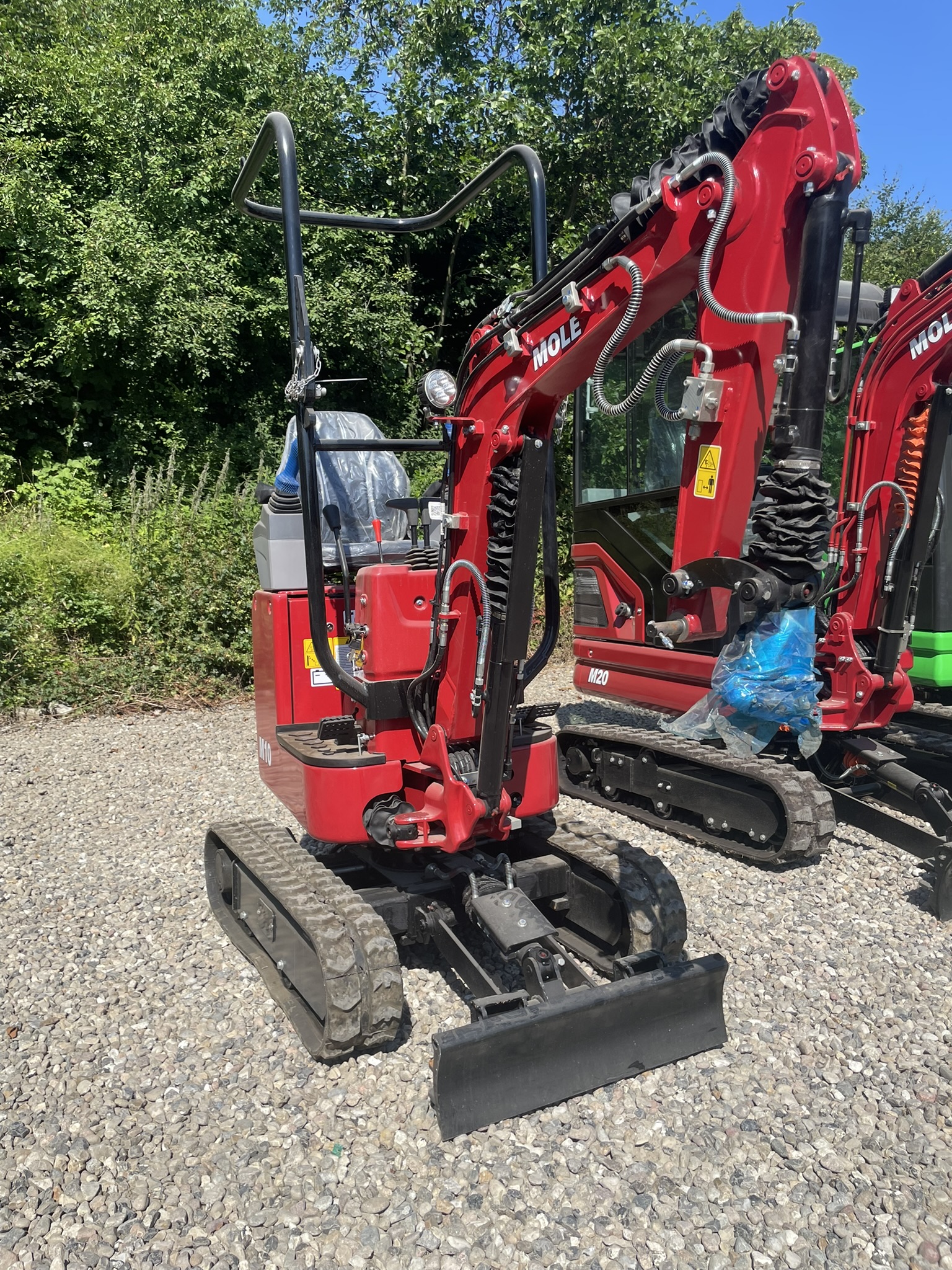 Mole M10 Minigraver. Stærk og handy maskine. Gummibælte. Hydraulisk udskydelig undervogn. Yanmar Stage V motor. Joystick styring. 2 Speed. Ekstra hydraulik. Udskydelig undervogn. Egenvægt: 1050 kg