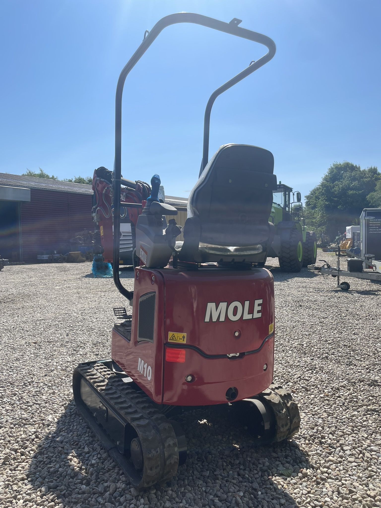 Mole M10 Minigraver. Stærk og handy maskine. Gummibælte. Hydraulisk udskydelig undervogn. Yanmar Stage V motor. Joystick styring. 2 Speed. Ekstra hydraulik. Udskydelig undervogn. Egenvægt: 1050 kg