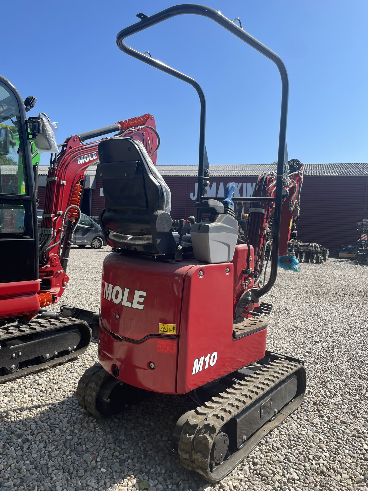Mole M10 Minigraver. Stærk og handy maskine. Gummibælte. Hydraulisk udskydelig undervogn. Yanmar Stage V motor. Joystick styring. 2 Speed. Ekstra hydraulik. Udskydelig undervogn. Egenvægt: 1050 kg