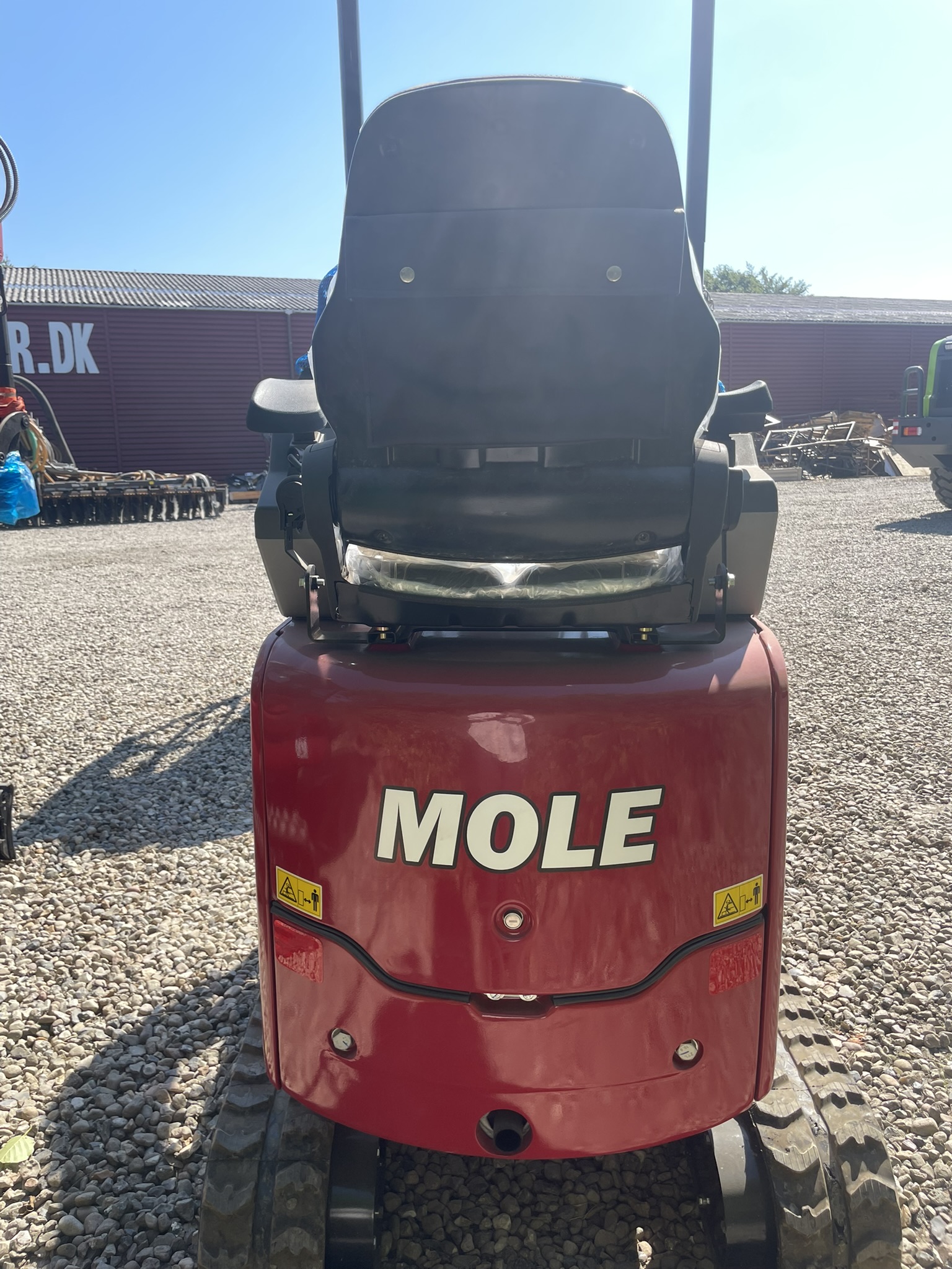 Mole M10 Minigraver. Stærk og handy maskine. Gummibælte. Hydraulisk udskydelig undervogn. Yanmar Stage V motor. Joystick styring. 2 Speed. Ekstra hydraulik. Udskydelig undervogn. Egenvægt: 1050 kg
