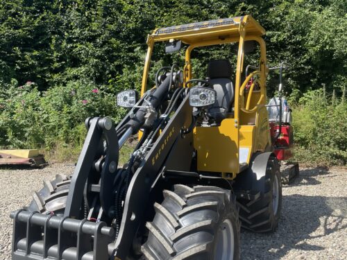 Eurotrac W12S Minilæsser. All around minilæsser. Hydrostatisk fremdrift 2 gear (0-9/0-20 km/t) Joystick betjening Hydraulisk hurtigskifte Arbejdslys/vejlys fuld LED pakke Blitzblink Skovl pallegafler