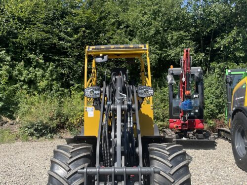 Eurotrac W12S Minilæsser. All around minilæsser. Hydrostatisk fremdrift 2 gear (0-9/0-20 km/t) Joystick betjening Hydraulisk hurtigskifte Arbejdslys/vejlys fuld LED pakke Blitzblink Skovl pallegafler