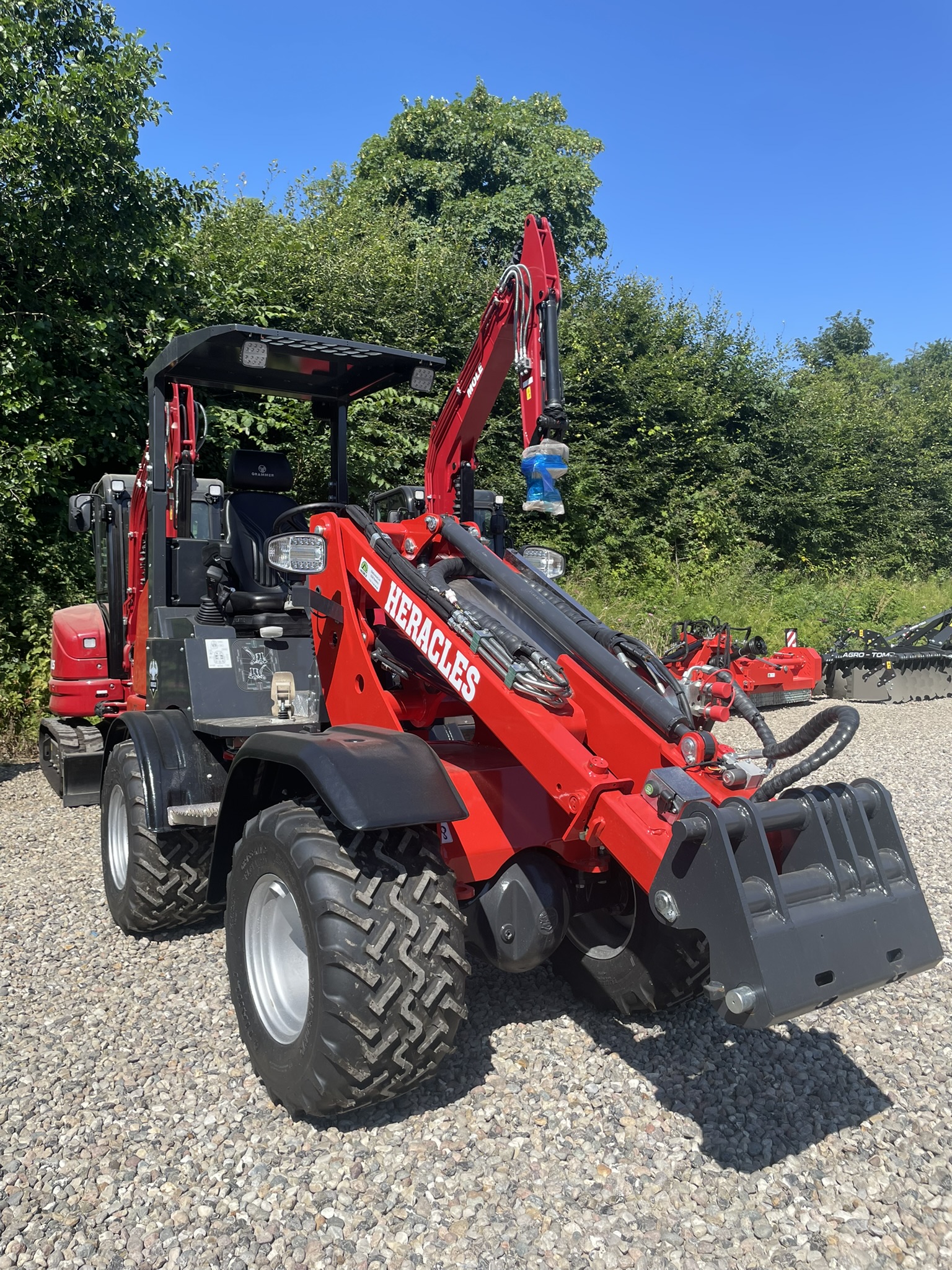 Heracles H200+ Minilæsser. Stærk minilæsser. Fabriksny minilæsser Heracles H200+ med Yanmar motor 26 HK STAGE V. 3 cylinder diesel. 0-20 km/t Løfter 1800 kg på gaflerne Egenvægt 2600 kg Med giant skifte Med gode brede dæk. LED lyspakke Skovl og gafler medfølger.